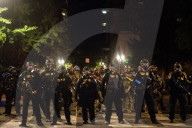 NEWS - BLM: Auseinandersetzungen zwischen Demonstranten und Bundespolizei in Portland, USA