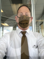 FEATURE - Vater bringt Tochter in Verlegenheit, weil er passende Covid-Gesichtsmasken und -rawatten trägt
