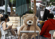 NEWS - Coronavirus:  Teddybären sorgen für Abstand in Cafe in Mexiko
