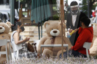 NEWS - Coronavirus:  Teddybären sorgen für Abstand in Cafe in Mexiko
