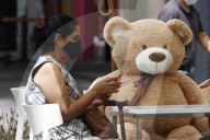 NEWS - Coronavirus:  Teddybären sorgen für Abstand in Cafe in Mexiko
