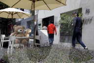 NEWS - Coronavirus:  Teddybären sorgen für Abstand in Cafe in Mexiko
