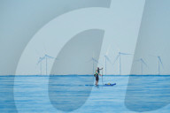 FEATURE - Morgen-Schwimmer geniessen die ruhige See in Worthing