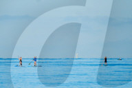 FEATURE - Morgen-Schwimmer geniessen die ruhige See in Worthing