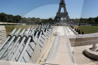 NEWS - Coronavirus:  Die Brunnen des Trocadero in Paris sind leer und für die Öffentlichkeit geschlossen