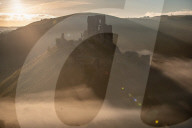 FEATURE - Gespenstisch: Morgennebel über Corfe Castle in Dorset