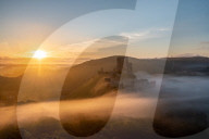 FEATURE - Gespenstisch: Morgennebel über Corfe Castle in Dorset