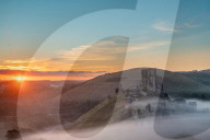 FEATURE - Gespenstisch: Morgennebel über Corfe Castle in Dorset
