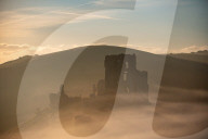 FEATURE - Gespenstisch: Morgennebel über Corfe Castle in Dorset