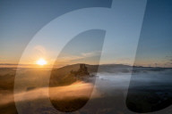 FEATURE - Gespenstisch: Morgennebel über Corfe Castle in Dorset