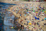 FEATURE -  Sonnenhungrige am Strand des niederländischen Badeorts Scheveningen