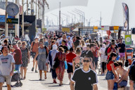 FEATURE -  Sonnenhungrige am Strand des niederländischen Badeorts Scheveningen