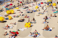 FEATURE -  Sonnenhungrige am Strand des niederländischen Badeorts Scheveningen
