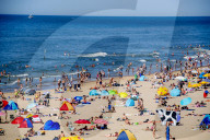 FEATURE -  Sonnenhungrige am Strand des niederländischen Badeorts Scheveningen