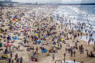 FEATURE -  Sonnenhungrige am Strand des niederländischen Badeorts Scheveningen