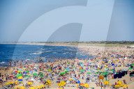 FEATURE -  Sonnenhungrige am Strand des niederländischen Badeorts Scheveningen