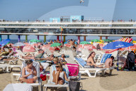 FEATURE -  Sonnenhungrige am Strand des niederländischen Badeorts Scheveningen