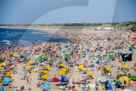FEATURE -  Sonnenhungrige am Strand des niederländischen Badeorts Scheveningen