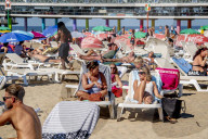 FEATURE -  Sonnenhungrige am Strand des niederländischen Badeorts Scheveningen