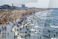 FEATURE -  Sonnenhungrige am Strand des niederländischen Badeorts Scheveningen