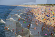 FEATURE -  Sonnenhungrige am Strand des niederländischen Badeorts Scheveningen