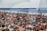 FEATURE -  Sonnenhungrige am Strand des niederländischen Badeorts Scheveningen