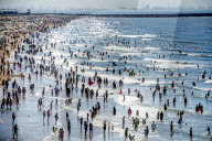 FEATURE -  Sonnenhungrige am Strand des niederländischen Badeorts Scheveningen