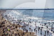FEATURE -  Sonnenhungrige am Strand des niederländischen Badeorts Scheveningen
