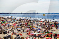 FEATURE -  Sonnenhungrige am Strand des niederländischen Badeorts Scheveningen