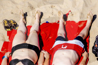 FEATURE -  Sonnenhungrige am Strand des niederländischen Badeorts Scheveningen