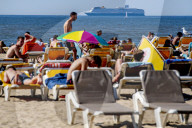 FEATURE -  Sonnenhungrige am Strand des niederländischen Badeorts Scheveningen