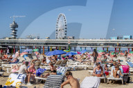 FEATURE -  Sonnenhungrige am Strand des niederländischen Badeorts Scheveningen