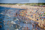FEATURE -  Sonnenhungrige am Strand des niederländischen Badeorts Scheveningen
