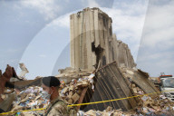 NEWS -  Der französische Präsident Macron am Ort der Explosion im Hafen von Beirut