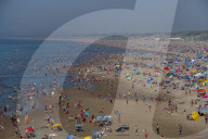 NEWS - Hitzewelle: Voller Strand in Scheveningen, Holland