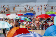 NEWS - Dicht gedrängt am Nordseestrand: Urlauber im niederländischen Katwijk aan Zee
