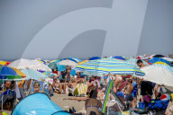 NEWS - Dicht gedrängt am Nordseestrand: Urlauber im niederländischen Katwijk aan Zee