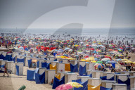 NEWS - Dicht gedrängt am Nordseestrand: Urlauber im niederländischen Katwijk aan Zee