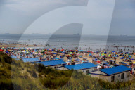 NEWS - Dicht gedrängt am Nordseestrand: Urlauber im niederländischen Katwijk aan Zee