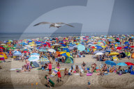 NEWS - Dicht gedrängt am Nordseestrand: Urlauber im niederländischen Katwijk aan Zee