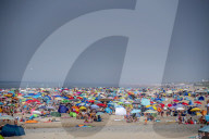 NEWS - Dicht gedrängt am Nordseestrand: Urlauber im niederländischen Katwijk aan Zee