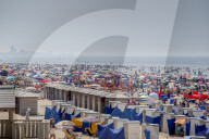 NEWS - Dicht gedrängt am Nordseestrand: Urlauber im niederländischen Katwijk aan Zee