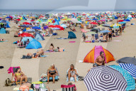 NEWS - Dicht gedrängt am Nordseestrand: Urlauber im niederländischen Katwijk aan Zee