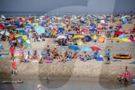NEWS - Dicht gedrängt am Nordseestrand: Urlauber im niederländischen Katwijk aan Zee