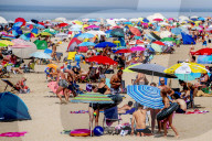 NEWS - Dicht gedrängt am Nordseestrand: Urlauber im niederländischen Katwijk aan Zee