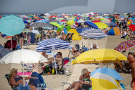NEWS - Dicht gedrängt am Nordseestrand: Urlauber im niederländischen Katwijk aan Zee