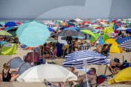 NEWS - Dicht gedrängt am Nordseestrand: Urlauber im niederländischen Katwijk aan Zee
