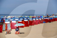 NEWS - Dicht gedrängt am Nordseestrand: Urlauber im niederländischen Katwijk aan Zee