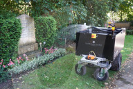 FEATURE - Rainos Roboter zur automatischen Bewässerung von Gräbern  auf dem Friedhof in Hamburg