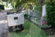 FEATURE - Rainos Roboter zur automatischen Bewässerung von Gräbern  auf dem Friedhof in Hamburg